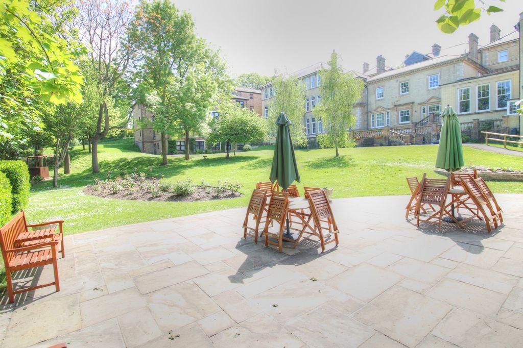 Property photo 2 of 10 Comm Gardens 1