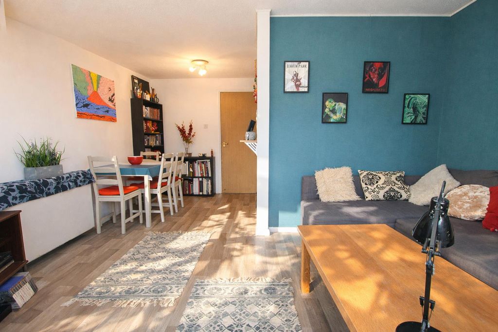 Property photo 3 of 15 Lounge2