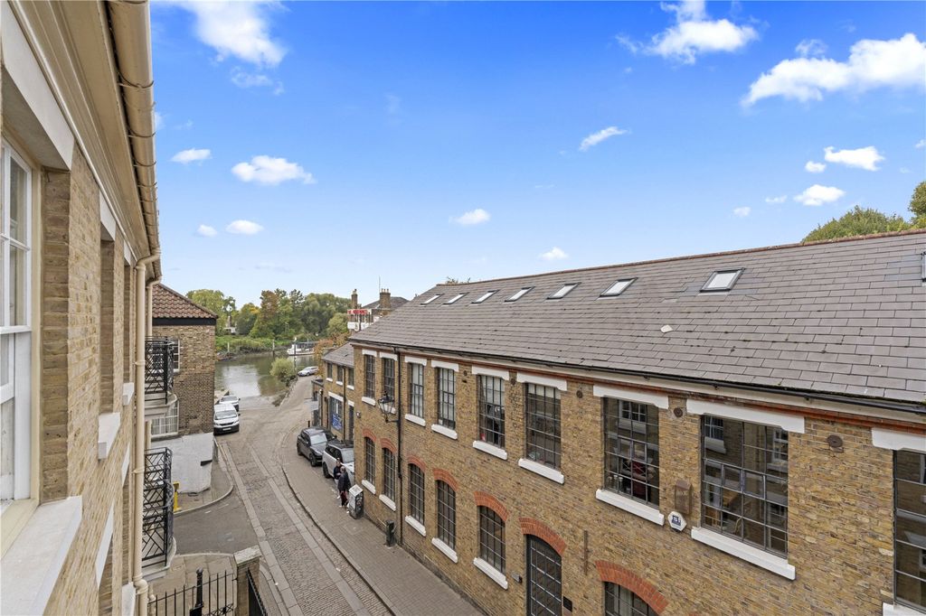 Property photo 3 of 9 Street View