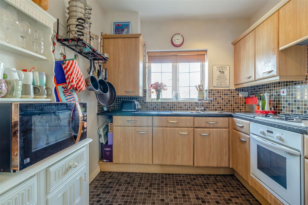 Property photo 3 of 14 8617764-Interior09.Jpg