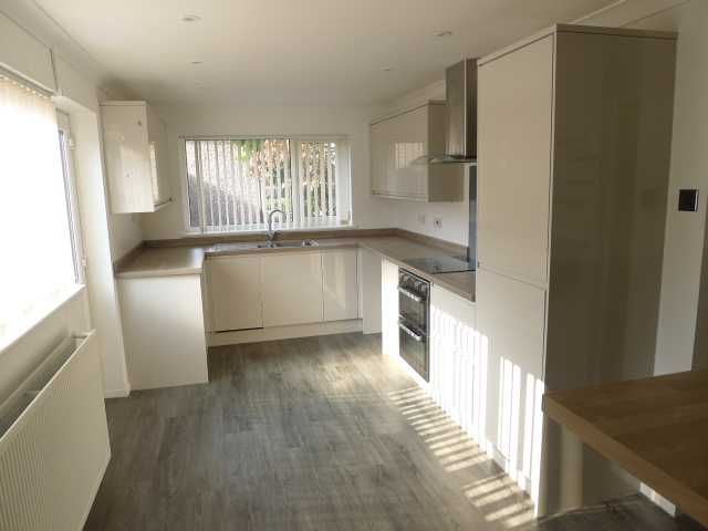 Property photo 3 of 11 Kitchen
