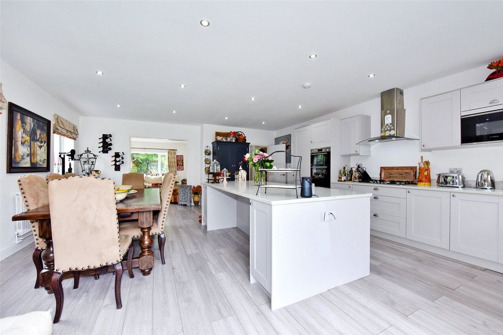 Property photo 2 of 10 Kitchen/Dining Room