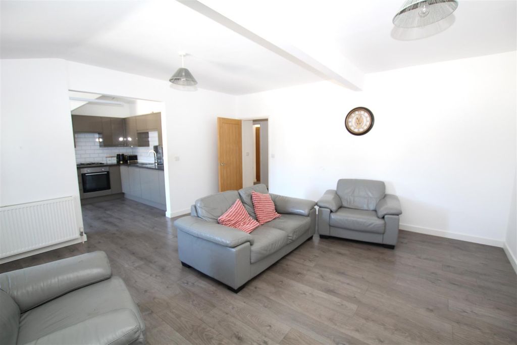 Property photo 2 of 10 Lounge 2