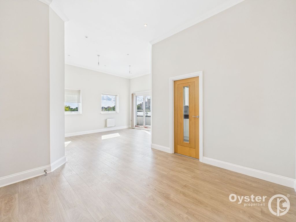 Property photo 3 of 11 Reception