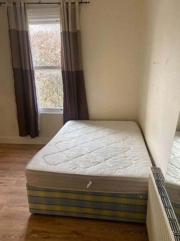 Property photo 3 of 14 Bright Bedroom With Double Bed And Large Window...