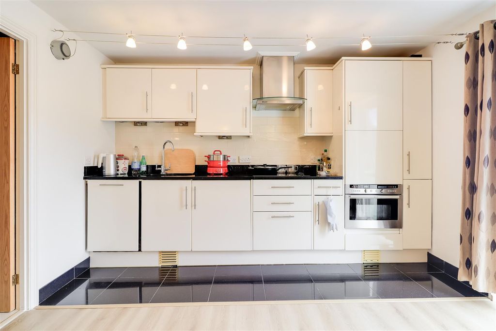 Property photo 3 of 8 Kitchen