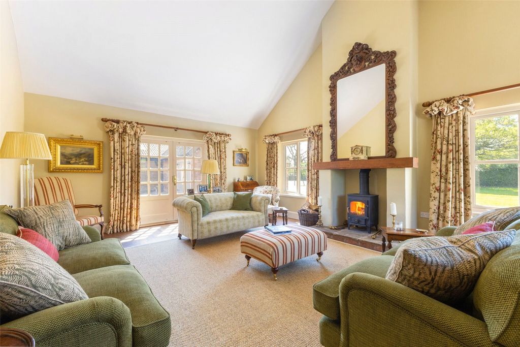 Property photo 3 of 32 Sitting Room