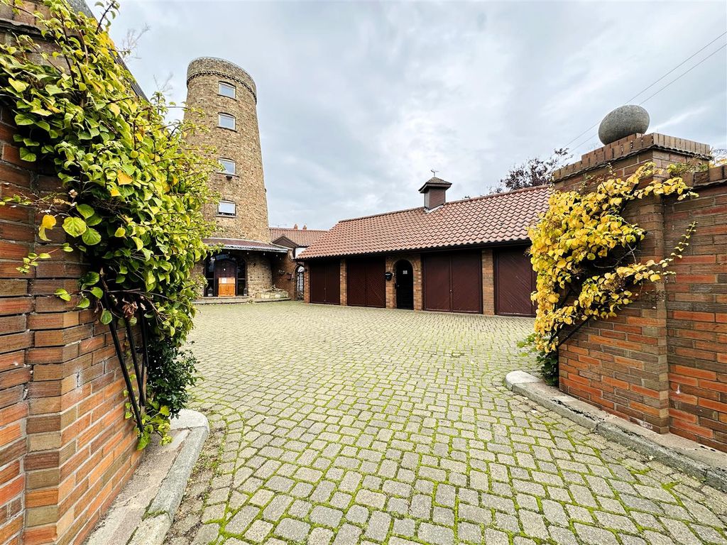 Property photo 3 of 26 Courtyard.Jpg