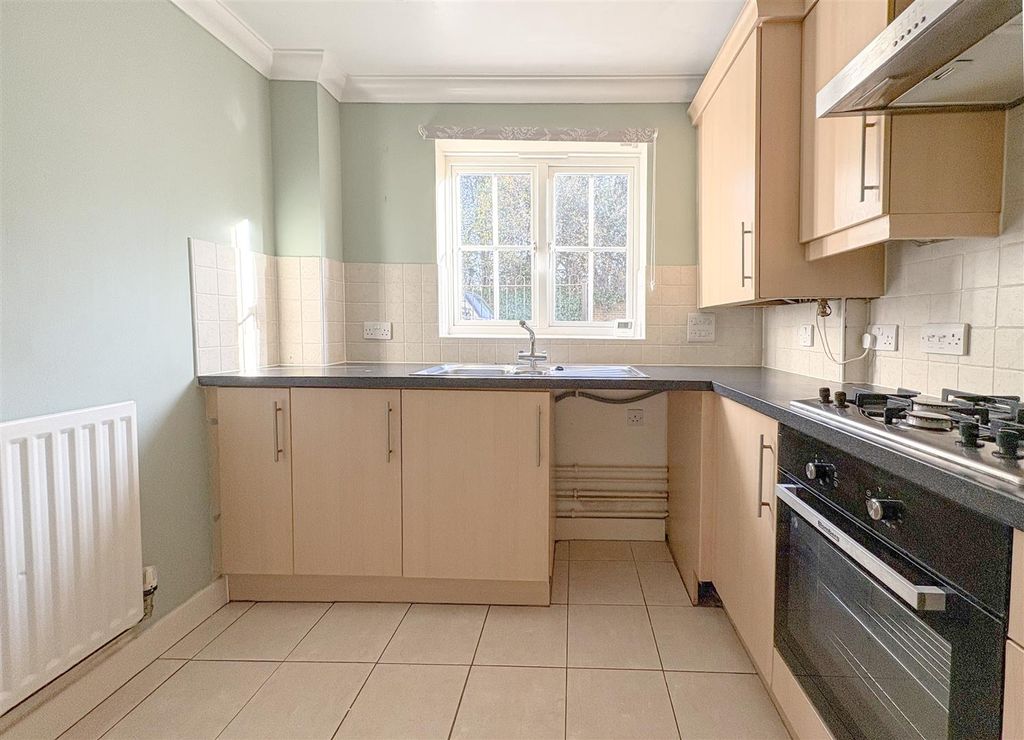 Property photo 3 of 17 Kitchen