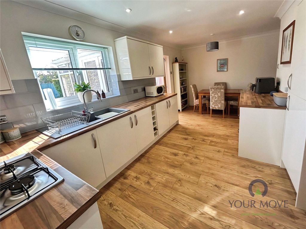 Property photo 3 of 17 Dining Kitchen