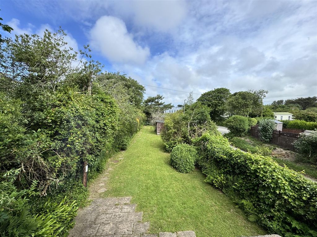 Property photo 2 of 21 Gardens