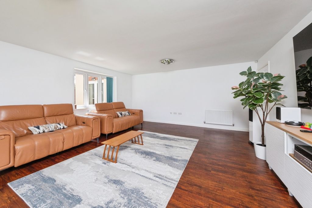 Property photo 3 of 20 Pbox-Img.Jpg