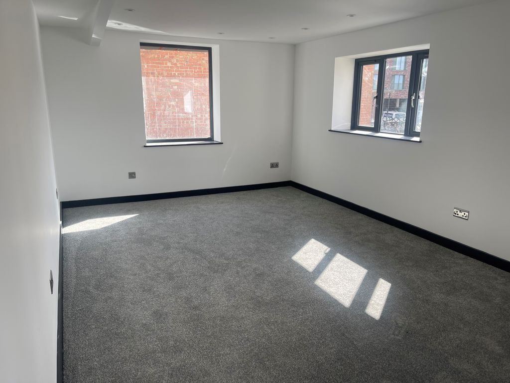 Property photo 2 of 5 Flat 1, 49-51 Regent Street, Swindon, Sn1 1Js