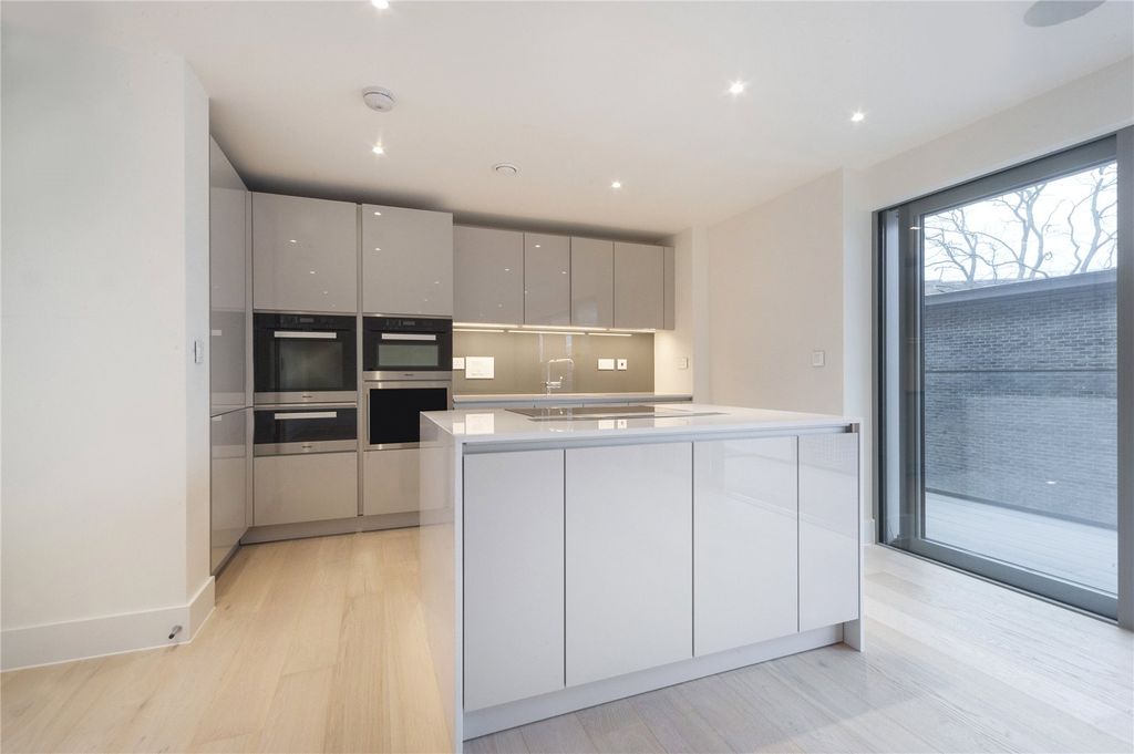 Property photo 2 of 21