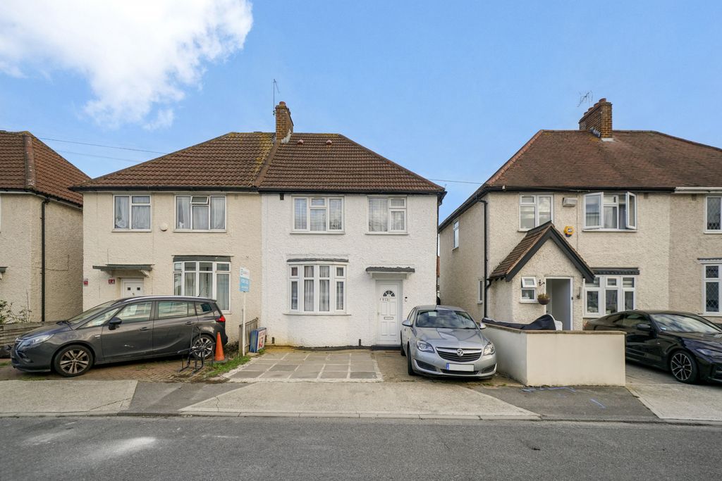 Property photo 1 of 15 3 Bedroom Semi-Detached House For Rent