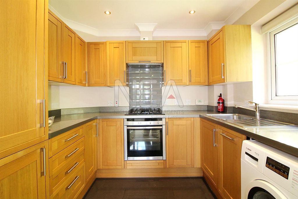 Property photo 2 of 7 Kitchen