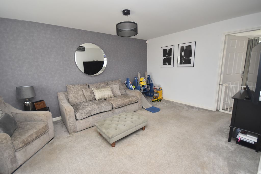 Property photo 2 of 13 Lounge