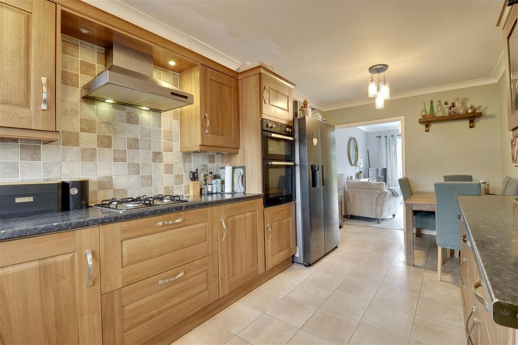 Property photo 2 of 14 E6B1C12D-4Ab6-4Cfa-8Dce-B16D809E27F0_1_201_A.Jpeg