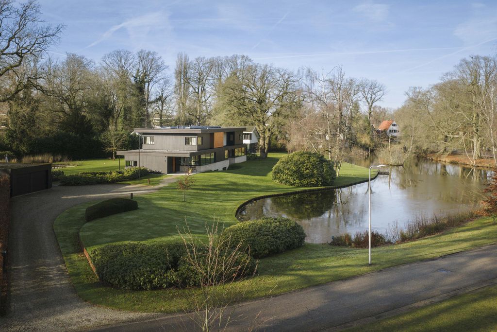 Property photo 2 of 40