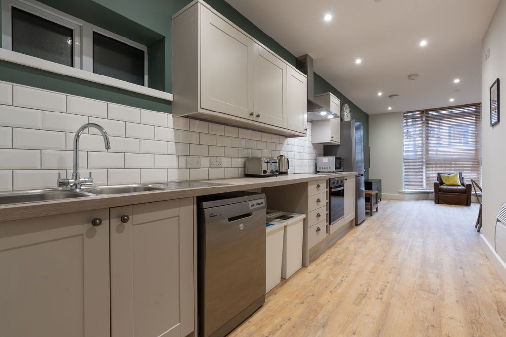 Property photo 3 of 14 Flat 1, 126 Walter Road Kitchen 2
