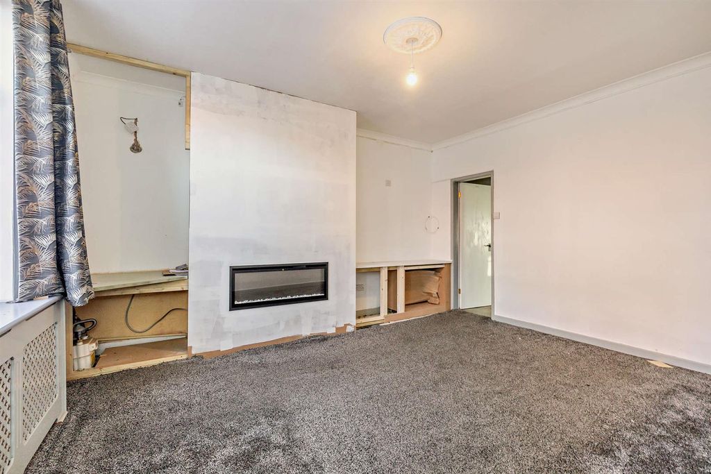 Property photo 3 of 8 8674334-Interior11-800.Jpg