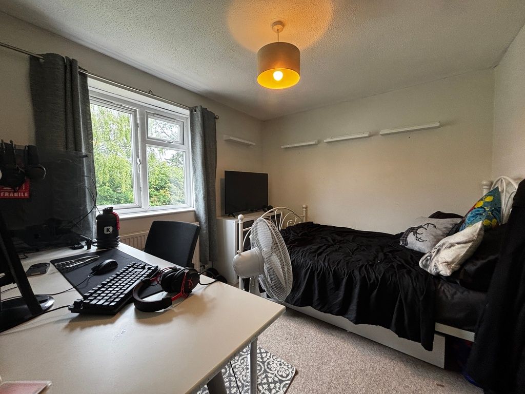 Property photo 1 of 12 Bright Bedroom With Large Desk And Ample Storage...