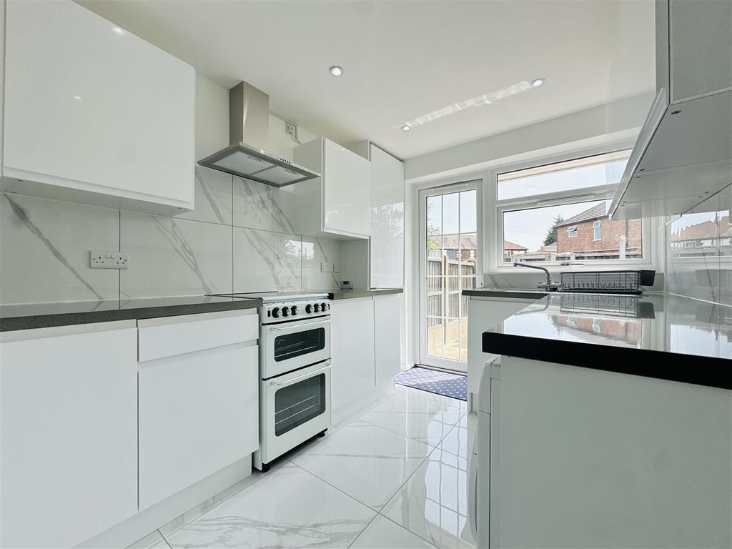 Property photo 3 of 10 Kitchen