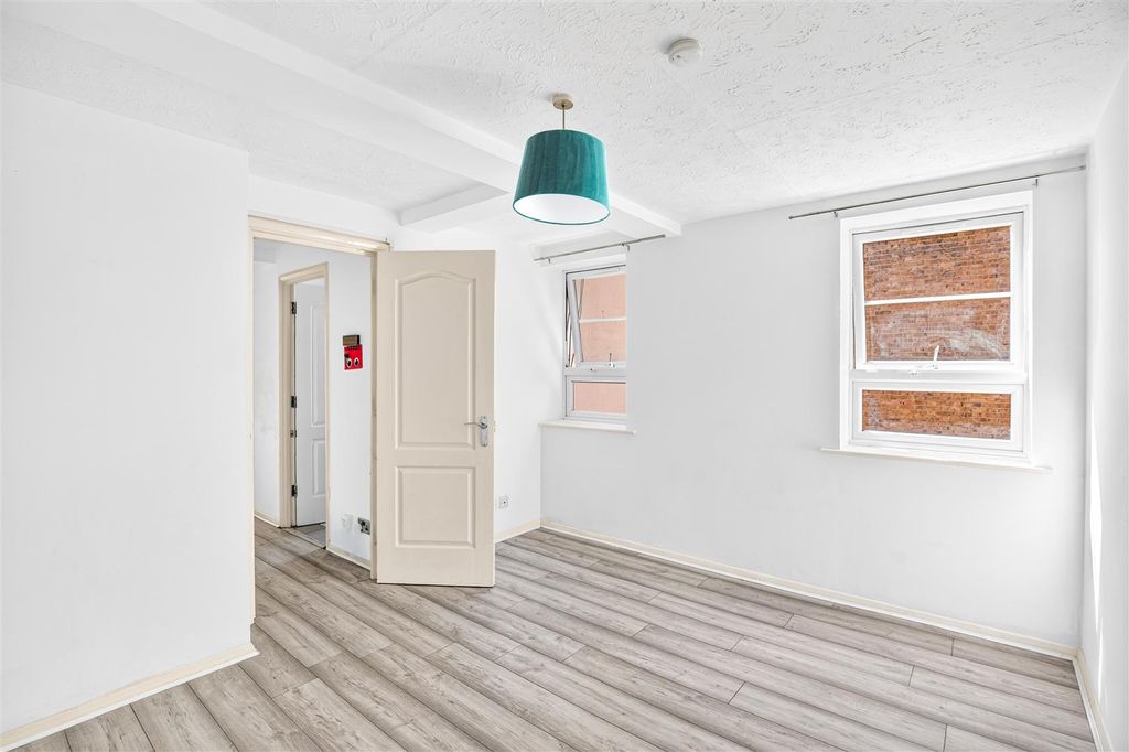 Property photo 3 of 10 San-8 Memorial AV E15-12.Jpg