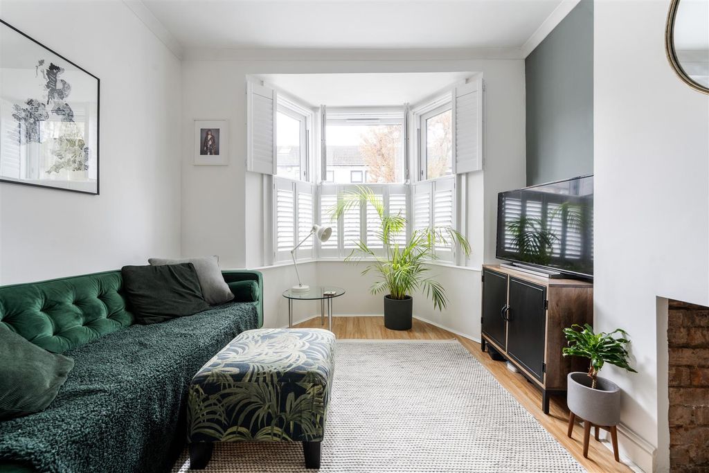 Property photo 2 of 41 Royston Avenue, E4