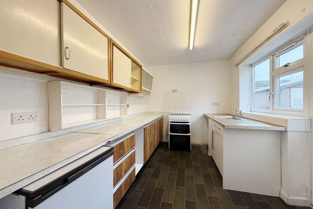 Property photo 2 of 11 Kitchen