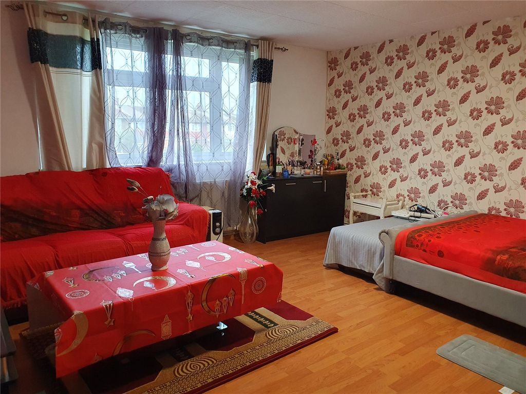 Property photo 2 of 8 Lounge