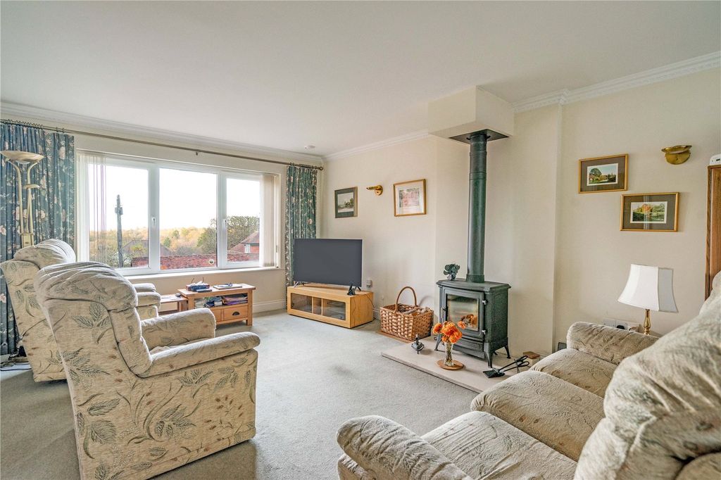 Property photo 2 of 19 Lounge