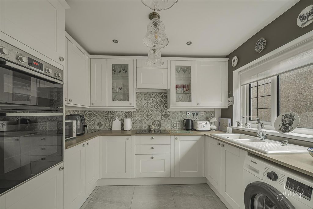 Property photo 3 of 18 Kitchen