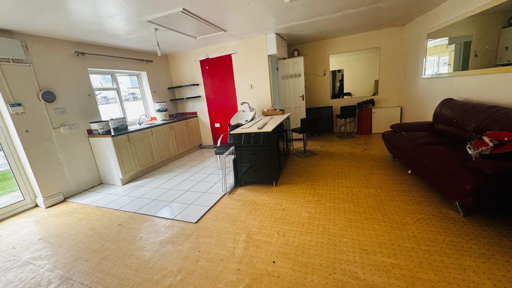 Property photo 1 of 5 Two-Bedroom Annexe Flat To Rent On Melbury Avenue, Southall - All Bills Included!