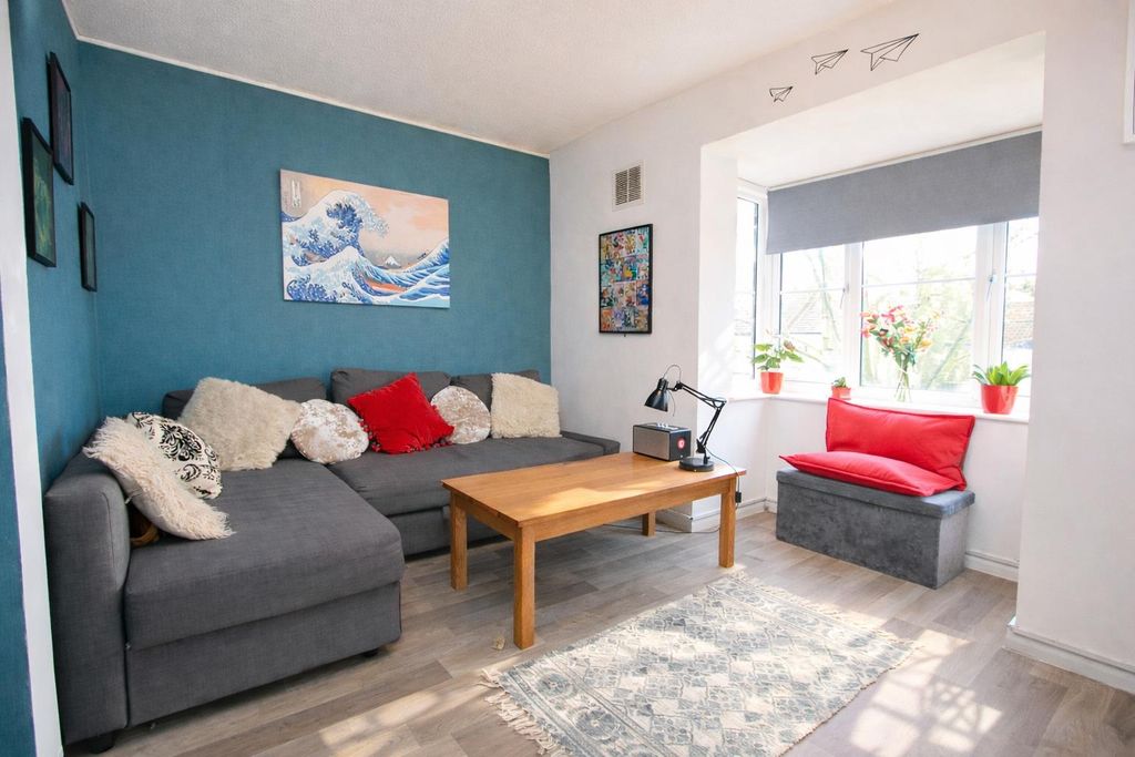 Property photo 2 of 15 Lounge1