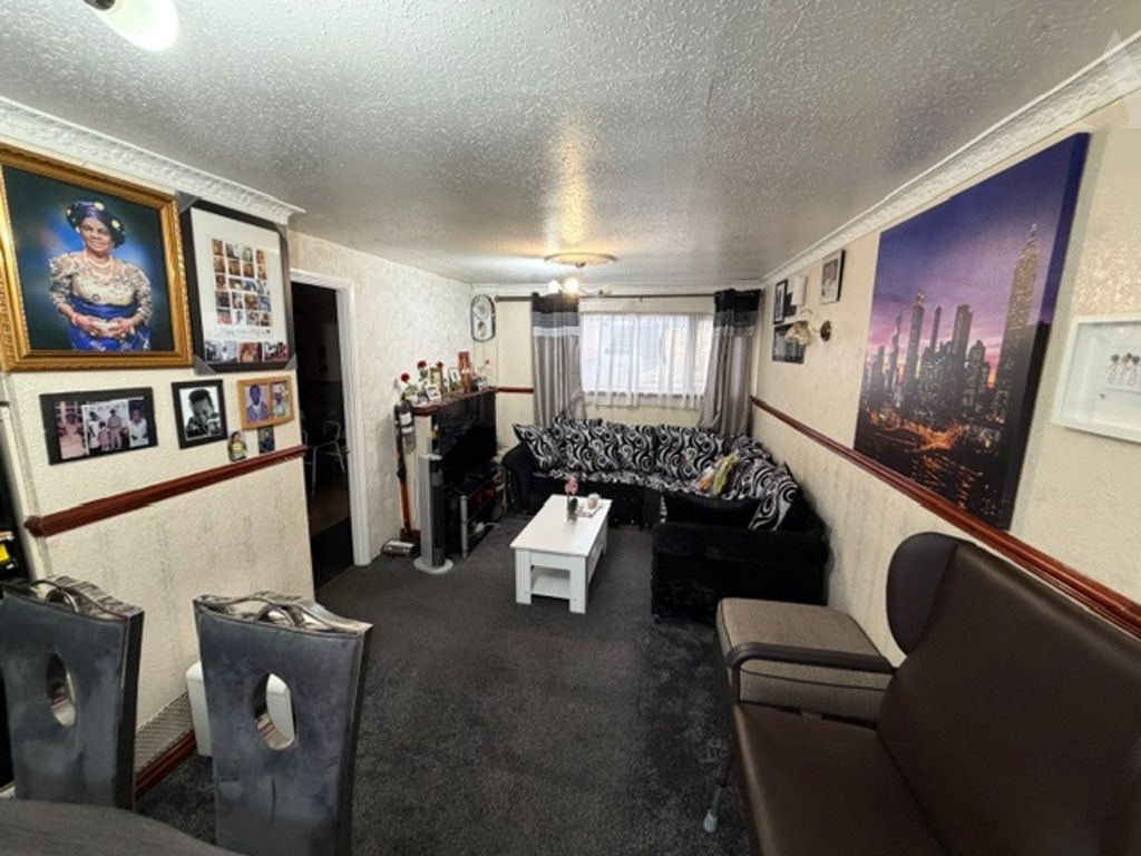 Property photo 2 of 11 9 Goodwood Close Lounge.Jpeg