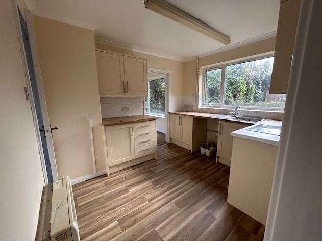 Property photo 2 of 10 Kitchen 1