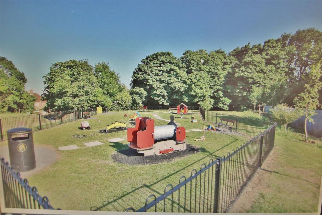 Property photo 3 of 11 Park Schoolgate.Jpg