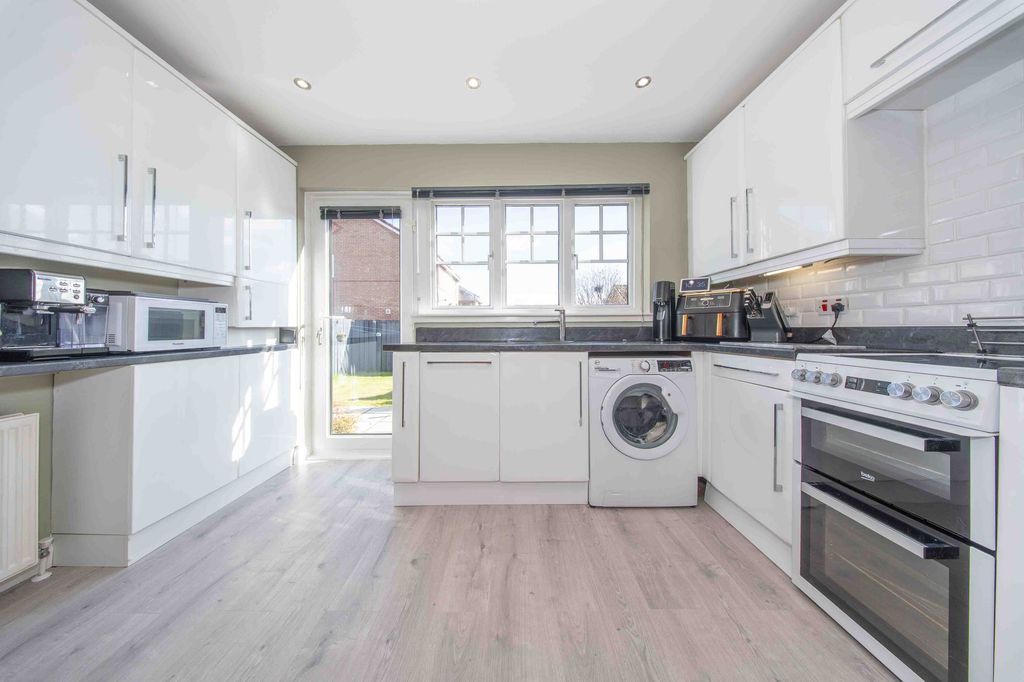 Property photo 3 of 31 Kitchen