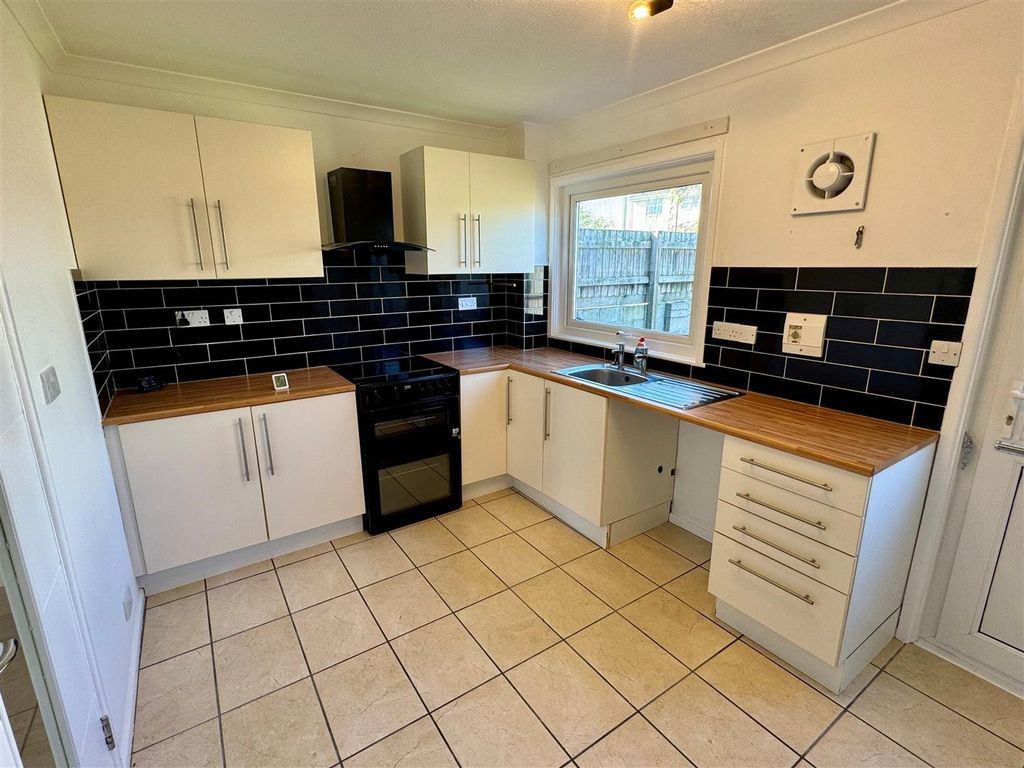 Property photo 3 of 10 26 Churchfields Road Kitchen