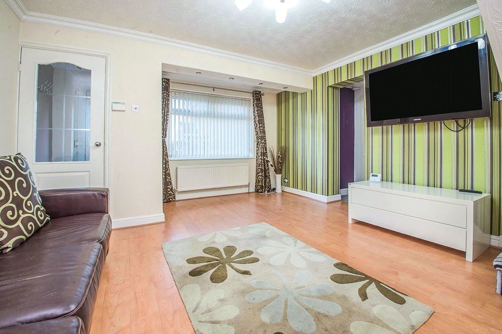 Property photo 3 of 13 Lounge
