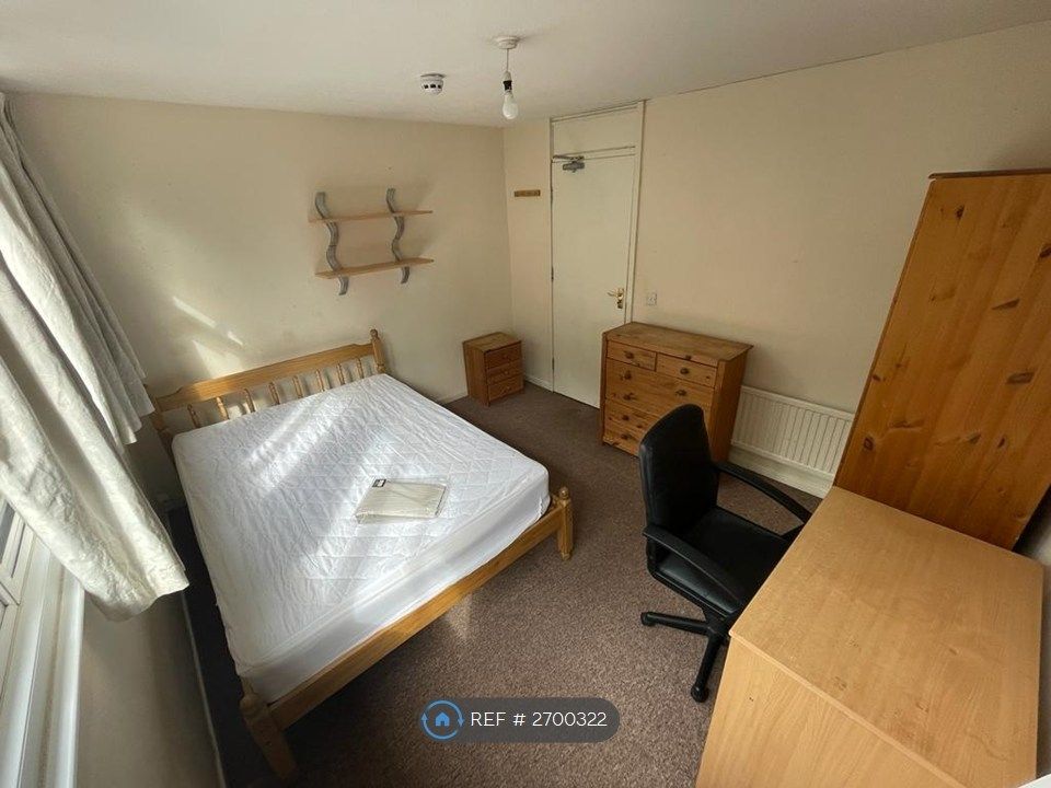 Property photo 3 of 7 Room 1 - Top Floor