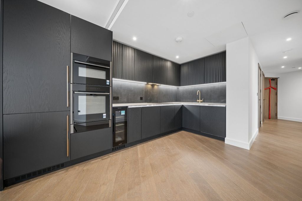 Property photo 3 of 8 Kitchen