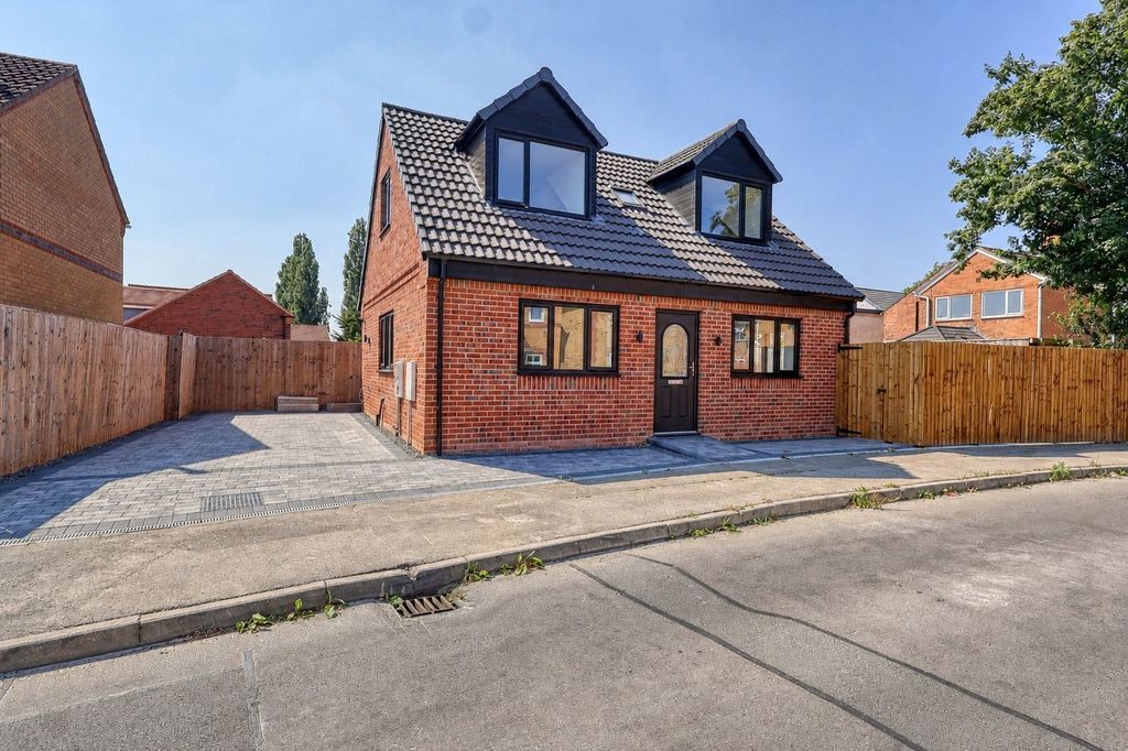 Property photo 1 of 11 Frontal