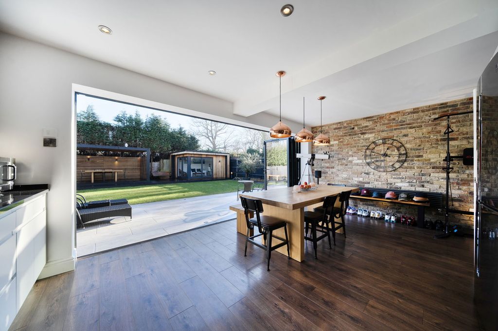 Property photo 3 of 24