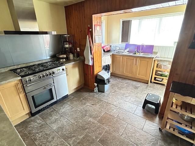 Property photo 3 of 11 Kitchen