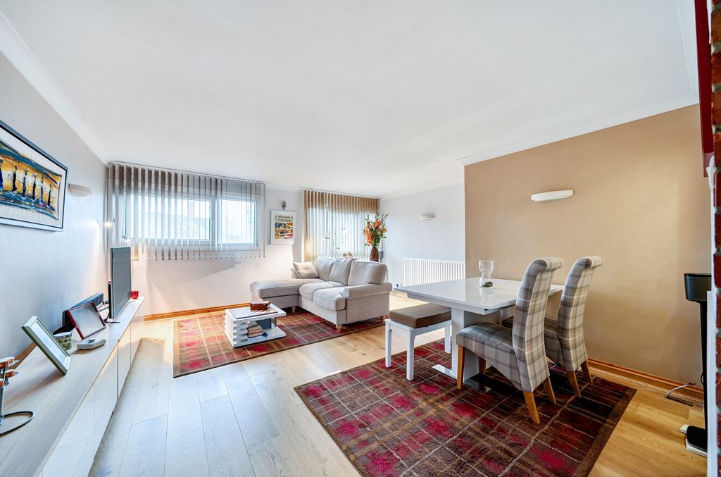 Property photo 2 of 15 Sitting Room