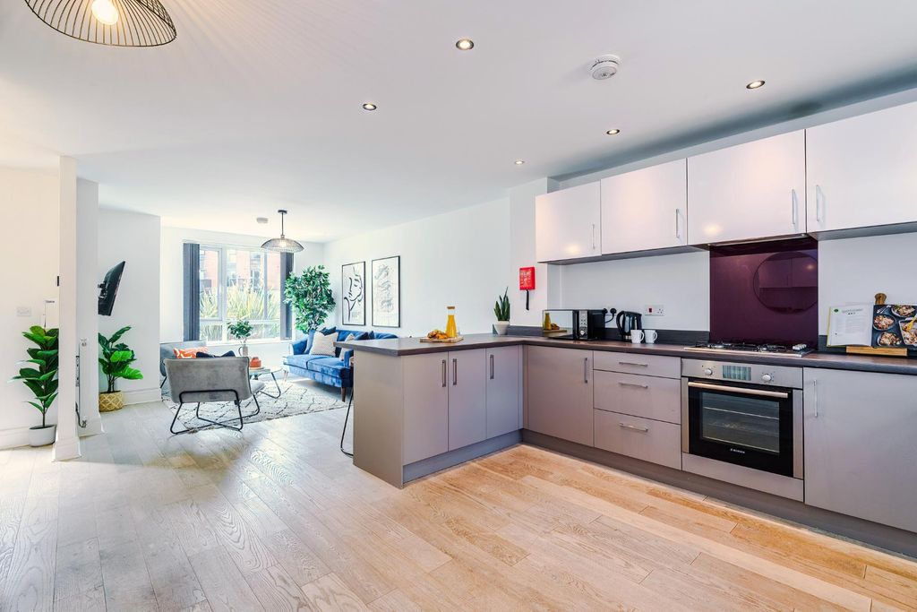 Property photo 3 of 17 11 Ivory Close - Truestays Stoke-On-Trent (2)