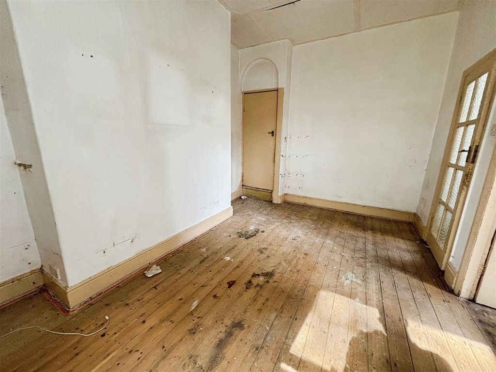 Property photo 3 of 12 Lounge