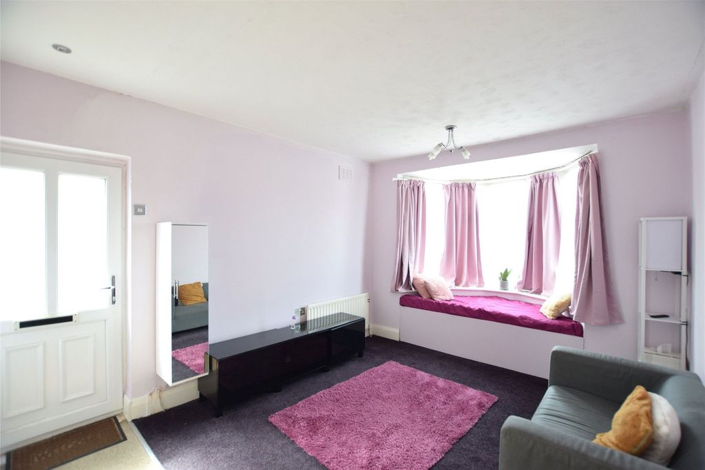 Property photo 3 of 8 Lounge